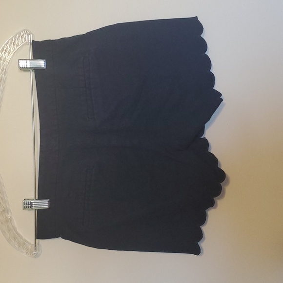 Banana Republic Navy Blue scalloped bottom shorts. - Picture 5 of 6